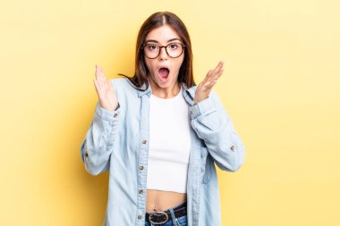 İspanyol güzel kadın şok olmuş ve şaşırmış görünüyor, inanılmaz bir şey fark ettiğinde çene şaşkın