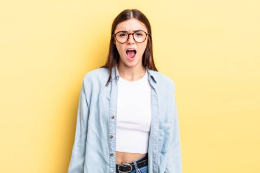 Şok olmuş, kızgın, sinirli ya da hayal kırıklığına uğramış, ağzı açık ve öfkeli görünen İspanyol güzel kadın.