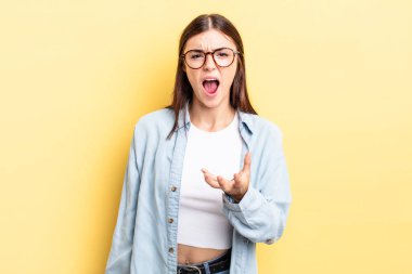 İspanyol kadın sinirli, sinirli ve hayal kırıklığına uğramış görünüyor. Senin neyin var?