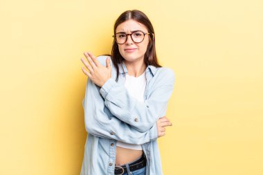 İspanyol güzel kadın, kafası karışık ve bilgisiz, şüpheli bir açıklama ya da düşünceyi merak ediyor.