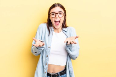 İspanyol güzel kadın ağzı açık ve şaşırmış, şok olmuş ve hayrete düşmüş inanılmaz bir sürprizle