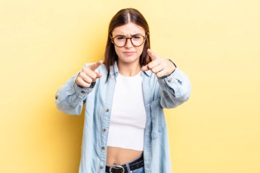 İspanyol asıllı güzel bir kadın kameraya iki parmağıyla ve kızgın bir ifadeyle sana görevini yapmanı söylüyor.