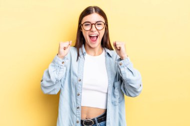 İspanyol güzel kadın mutlu, şaşırmış ve gururlanmış hissediyor, bağırıyor ve başarıyı büyük bir gülümsemeyle kutluyor.