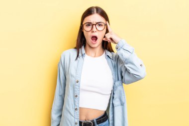 İspanyol güzel kadın şaşırmış, ağzı açık, şok olmuş, yeni bir düşünce, fikir ya da konsept keşfediyor.