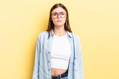 İspanyol güzel bir kadın üzgün ve mızmız, mutsuz bir bakışla, olumsuz ve hayal kırıklığına uğramış bir tavırla ağlıyor.