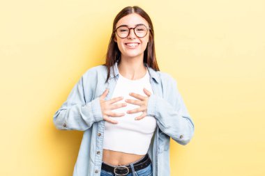 İspanyol güzel kadın mutlu, şaşırmış, gururlu ve heyecanlı görünüyor.