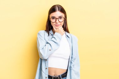 İspanyol güzel kadın ciddi görünüyor, kafası karışık, kararsız ve düşünceli, seçenekler veya seçimler arasında şüpheci.