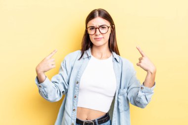 İspanyol asıllı, kötü tavırlı, gururlu ve agresif görünen, yukarıyı gösteren ya da ellerinle alay eden güzel bir kadın.