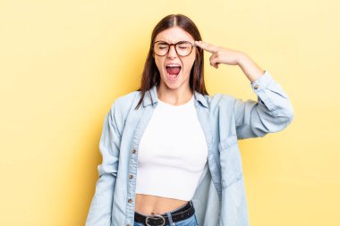 İspanyol asıllı güzel bir kadın mutsuz ve stresli görünüyor, intihar jesti elle silah işareti yapıyor, kafasını işaret ediyor.