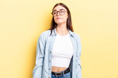 İspanyol güzel kadın merak ediyor, mutlu düşünceler ve fikirler düşünüyor, hayal kuruyor, kenarda yer arıyor.