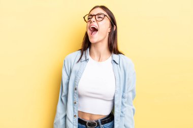 İspanyol güzel kadın öfkeyle bağırıyor, agresif bir şekilde bağırıyor, stresli ve kızgın görünüyor.