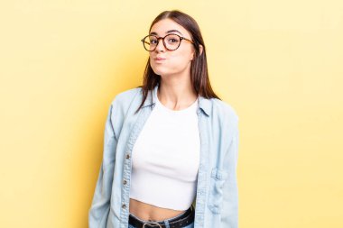 Şapşal, çılgın, şaşırmış, yanakları şişen, doldurulmuş, şişman ve yemek dolu İspanyol bir kadın.