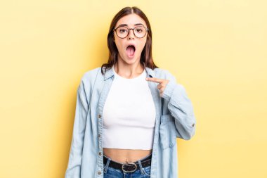 İspanyol güzel kadın şok olmuş ve şaşırmış görünüyor ağzı açık, kendini işaret ediyor.