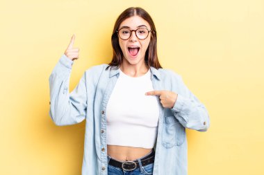 Hispanik güzel kadın gururlu ve şaşırmış hissediyor, kendine güvenen, başarılı bir numara gibi hisseden