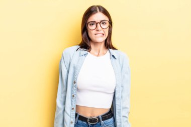 İspanyol güzel kadın şaşkın ve şaşkın görünüyor. Sinirli bir hareketle dudağını ısırıyor. Sorunun cevabını bilmiyor.