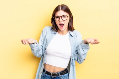 Hispanik güzel bir kadın bilgisiz ve kafası karışık, hangi seçeneği seçeceğinden emin değil, merak ediyor.