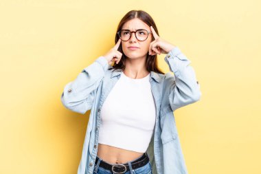 İspanyol güzel kadın konsantre olmuş ve bir fikir üzerinde kafa yoruyor, bir soruna ya da soruna bir çözüm hayal ediyor.