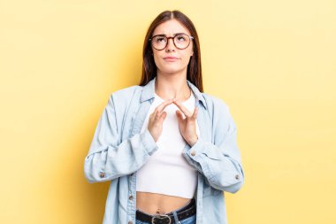 Hispanik güzel kadın entrikalar ve komplolar kuruyor, hilekârlık ve aldatmaca düşünüyor, kurnazlık ve ihanet