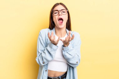 İspanyol güzel kadın umutsuz ve hayal kırıklığına uğramış görünüyor, stresli, mutsuz ve sinirli, bağırıyor ve çığlık atıyor.