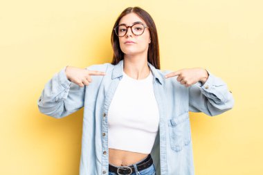 İspanyol güzel kadın gururlu, pozitif ve iki eliyle göğsünü gösteren