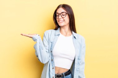 İspanyol güzel kadın mutlu ve güler yüzlü, elinde tuttuğu bir nesneye ya da konsepte bakıyor.