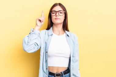 İspanyol güzel kadın, harika bir fikri fark ettikten sonra parmağını havaya kaldırıp 