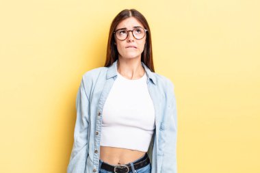 İspanyol güzel kadın şapşal ve komik görünüyor. Şaşı bakışlı, şakacı ve şakacı.