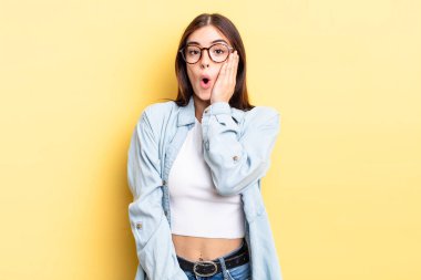 İspanyol güzel kadın şoke olmuş ve ağzı açık bir şekilde yüz yüze inanamamaktan hayrete düşmüş.