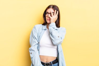 İspanyol güzel kadın sıkılmış, hayal kırıklığına uğramış ve uykulu. Yorucu, sıkıcı ve can sıkıcı bir işten sonra, el ele tutuşarak.