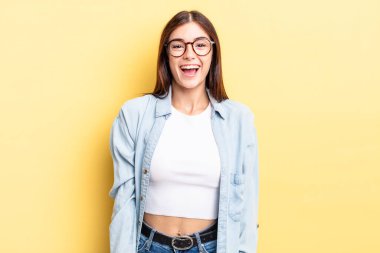 İspanyol güzel kadın mutlu ve hoş bir şekilde şaşırmış görünüyor. Büyülenmiş ve şok olmuş bir ifadeyle heyecanlanıyor.