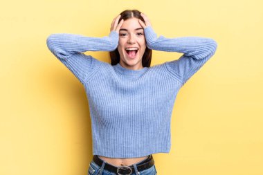 İspanyol asıllı güzel bir kadın el ele tutuşuyor, ağzı açık, son derece şanslı, şaşırmış, heyecanlı ve mutlu hissediyor.