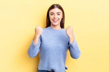 İspanyol güzel kadın zaferle bağırıyor, gülüyor, mutlu ve heyecanlı hissediyor başarıyı kutlarken.