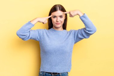 Ciddi ve konsantre bakışlı, beyin fırtınası yapan ve zorlu bir sorunu düşünen İspanyol güzel bir kadın.