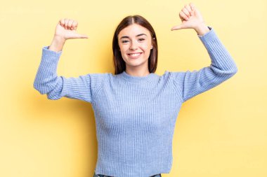 İspanyol güzel kadın gururlu, kibirli ve kendinden emin, tatmin olmuş ve başarılı görünüyor, kendini işaret ediyor.