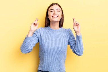 İspanyol güzel kadın gergin ve umutlu, şans diliyor ve dua ediyor.