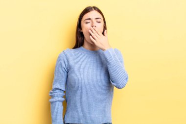 İspanyol güzel kadın sabahın erken saatlerinde uyanıyor, uykulu, yorgun ve sıkkın görünüyor.