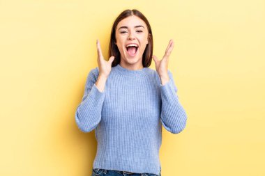 İspanyol güzel bir kadın beklenmedik bir sürpriz yüzünden şoke olmuş, heyecanlı, gülen, şaşkın ve mutlu hissediyor.