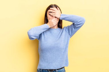 İki eliyle yüzünü örten İspanyol güzeli kadın kameraya hayır diyor! Resimler reddediliyor ya da yasaklanıyor