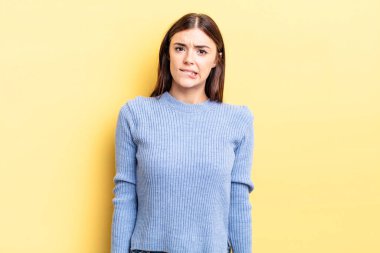 Latin kökenli güzel bir kadın hangi seçeneği seçeceğine karar veremediği için bilgisiz, kafası karışık ve kararsız hissediyor.