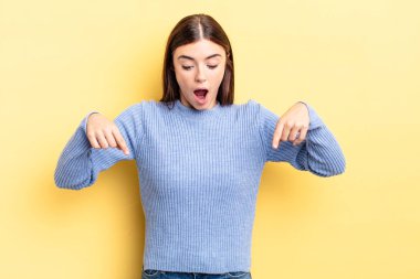 İspanyol güzel kadın şoke olmuş, ağzı açık ve şaşırmış hissediyor, inançsızlık ve şaşkınlık içinde bakıyor ve işaret ediyor.