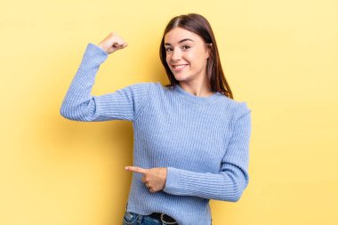 İspanyol güzel kadın kendini mutlu, tatmin olmuş ve güçlü hissediyor, kaslı ve formda, spor salonundan sonra güçlü görünüyor.