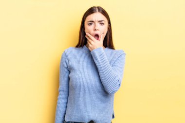 İspanyol asıllı, ağzı ve gözleri açık, eli çenesinde olan, hoş olmayan bir şok geçiren, ne ya da vay canına diyen güzel kadın.