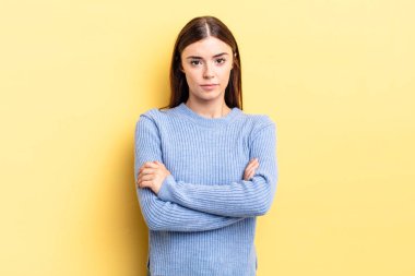 İspanyol güzel bir kadın hayal kırıklığına uğramış, hayal kırıklığına uğramış, ciddi görünüyor, kızgın ve kollarını kavuşturmuş.