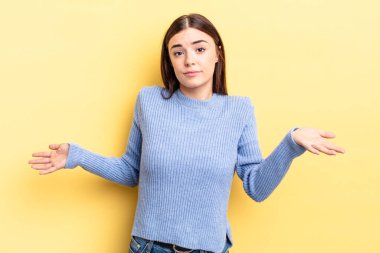 İspanyol güzel kadın şaşkın ve şaşkın hissediyor, doğru cevap veya karardan emin değil, bir seçim yapmaya çalışıyor.