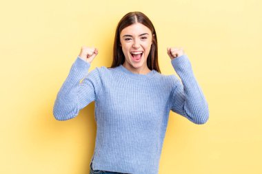 İspanyol güzel kadın mutlu, pozitif ve başarılı hissediyor, zaferi, başarıları veya iyi şansı kutluyor.