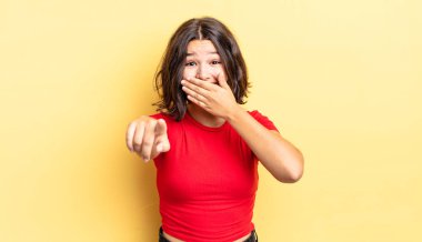 Genç ve güzel bir kız sana gülüyor, kamerayı gösteriyor ve seninle dalga geçiyor ya da alay ediyor.