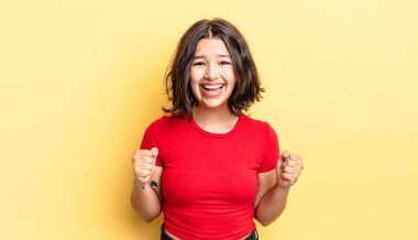 Genç ve güzel bir kız şoke olmuş, heyecanlı ve mutlu, gülüyor ve başarıyı kutluyor,!