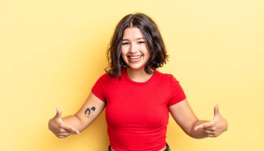 Genç, güzel bir kız gururlu, kibirli, mutlu, şaşırmış ve tatmin olmuş görünüyor, kendini gösteriyor, kazanan gibi hissediyor.