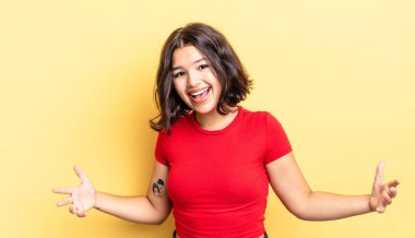 Genç, güzel kız mutlu, kibirli, gururlu ve kendinden memnun görünüyor. Kendini bir numara gibi hissediyor.