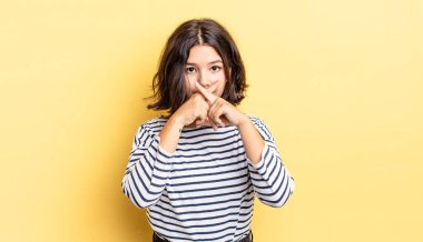 Genç ve güzel bir kız ciddi görünüyor ve iki parmağının önde olması hoşnutsuzca, reddedilmek üzere, sessizlik istiyor.